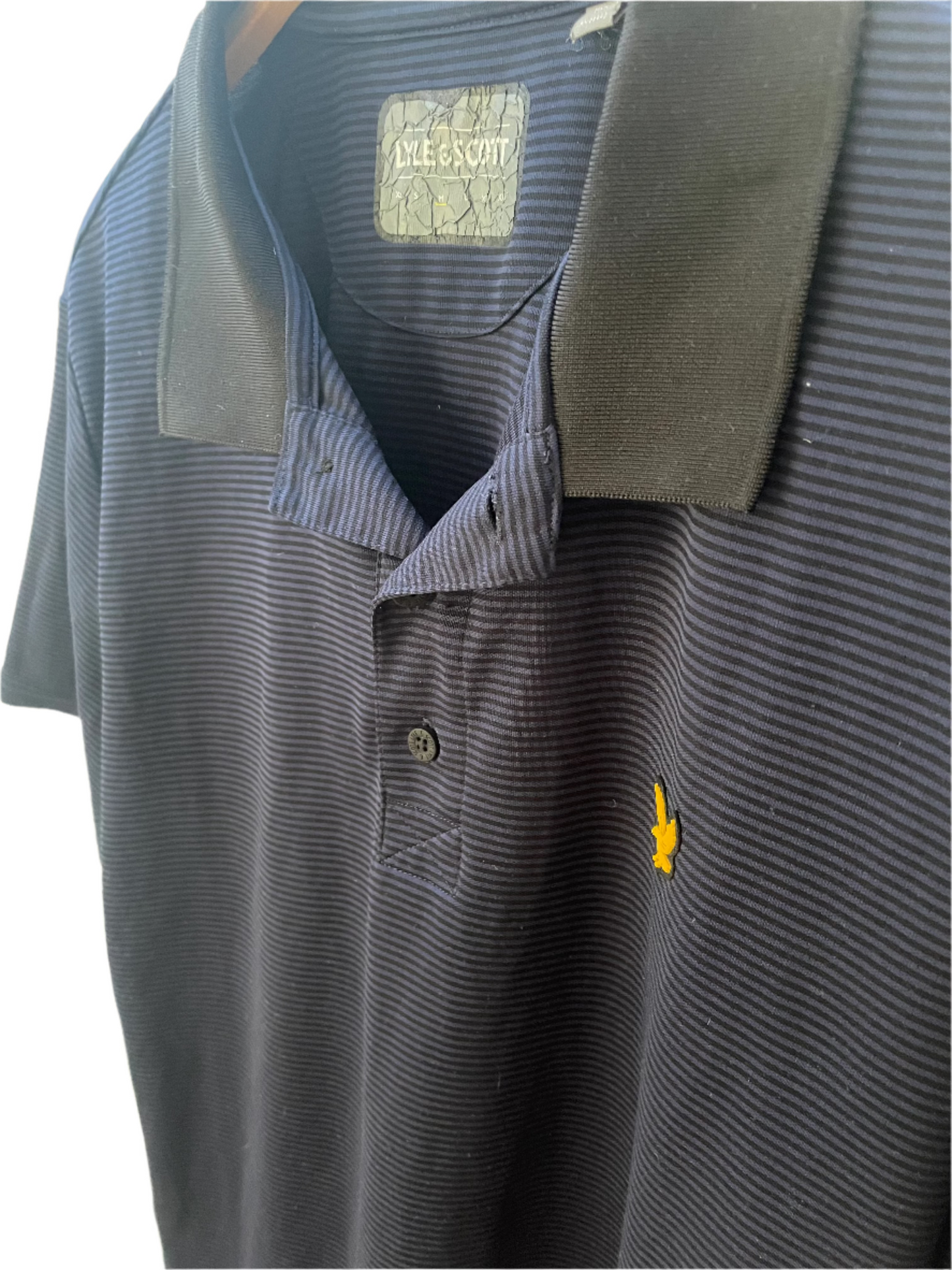 Polo de rayas azules y negras de Lyle and Scott (M)